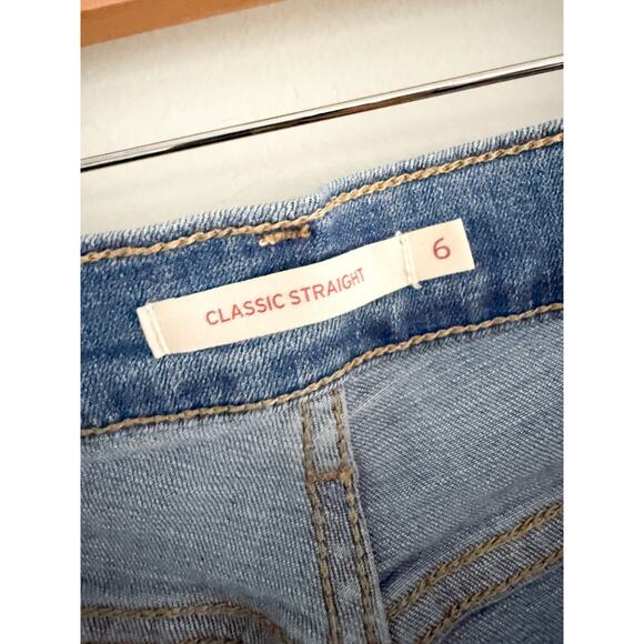 Levi's | Classic Straight Fit Women's Jeans in Medium/Light Wash | Sz 6 - Picture 4 of 8